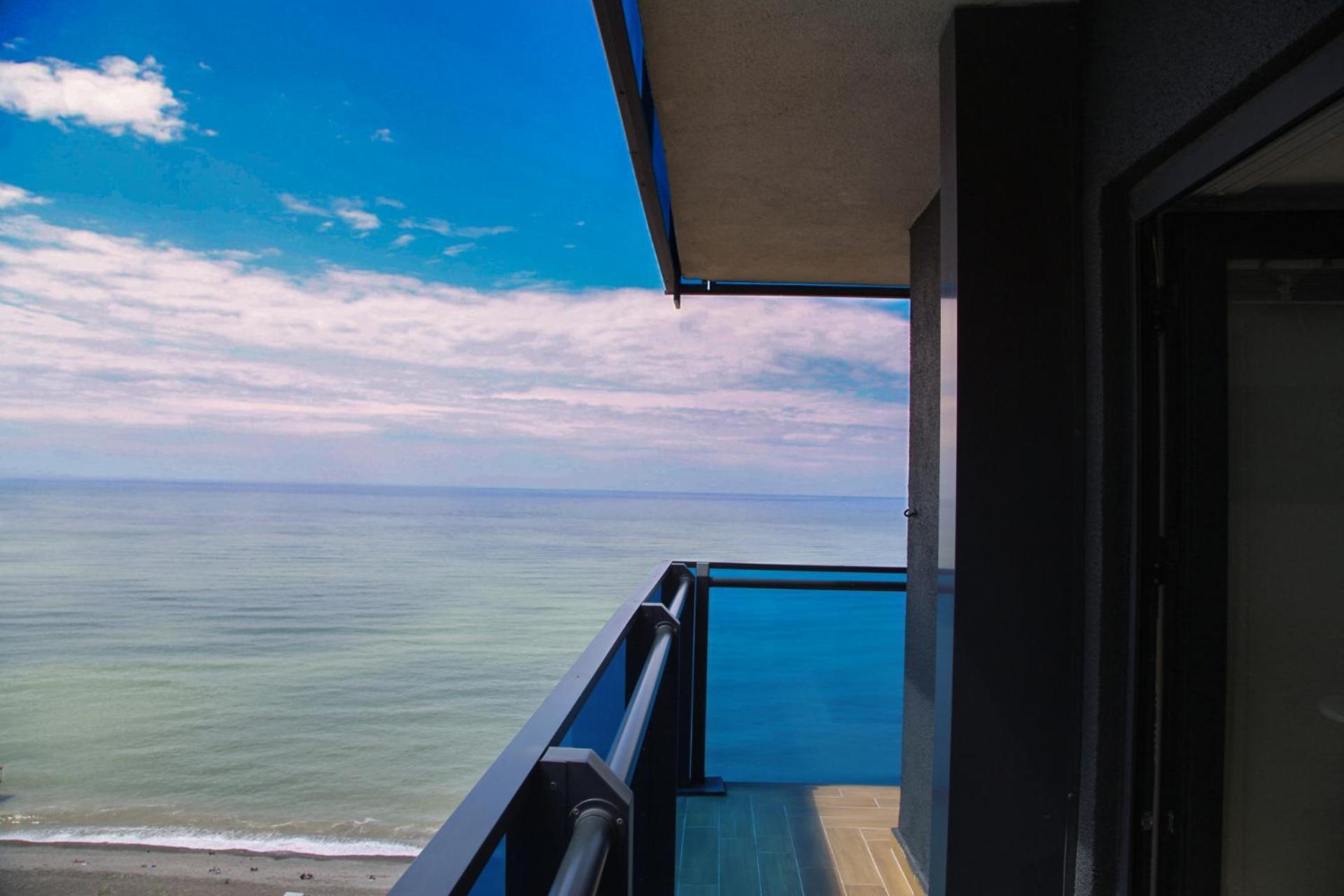 Luxury Beach Front Hotel 巴统 外观 照片