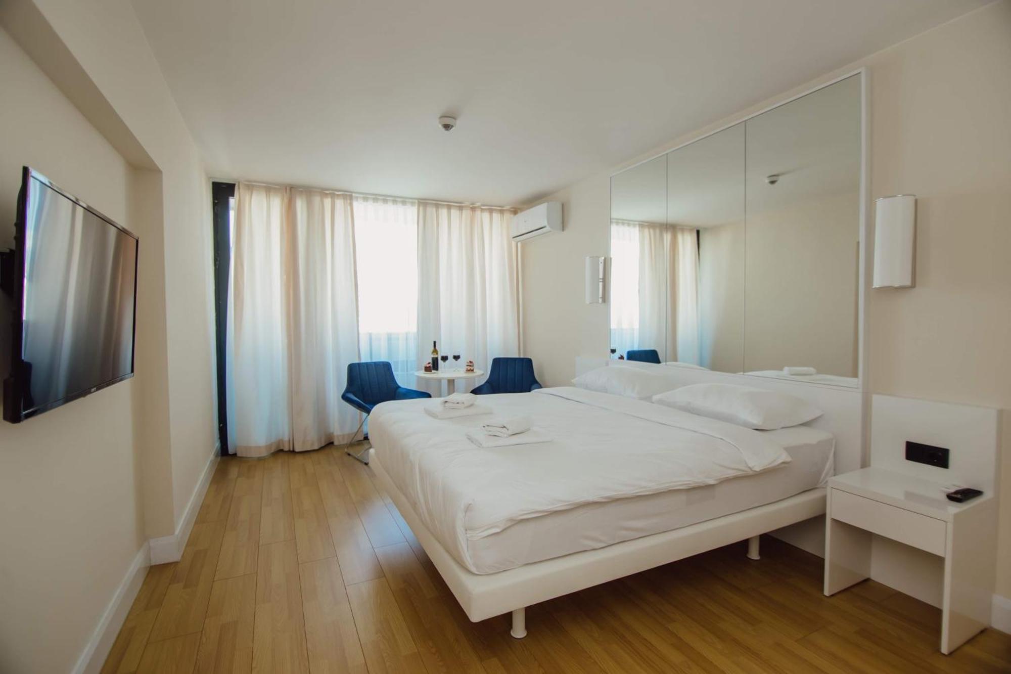 Luxury Beach Front Hotel 巴统 外观 照片